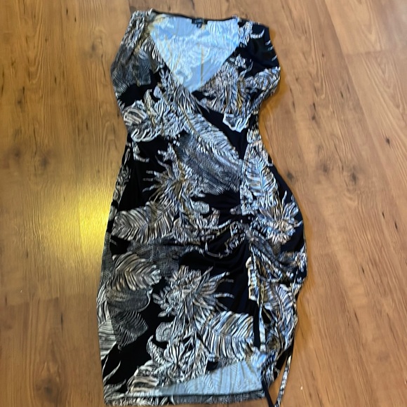 Le Chateau black and cream v neck dress. - Picture 1 of 7